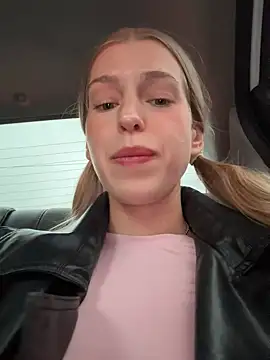 kira mia online show from April 28, 4:22 pm