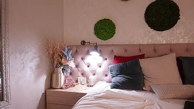 MoniqueJade online show from October 25, 8:37 pm