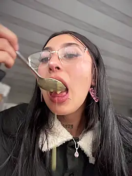 Violeet-Smith online show from April 23, 8:11 pm