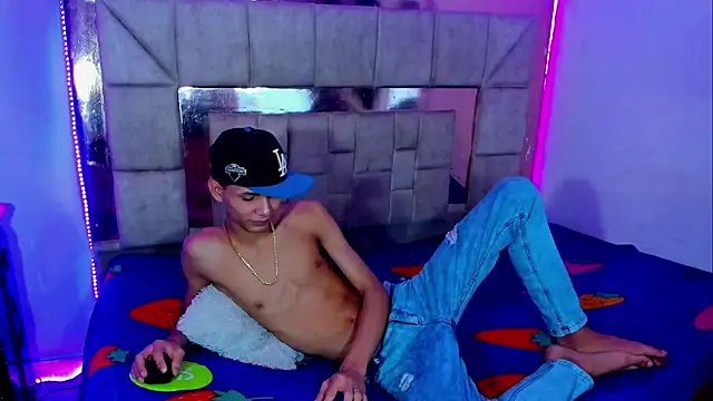 boyswantingplay online show from February 14, 11:40 pm