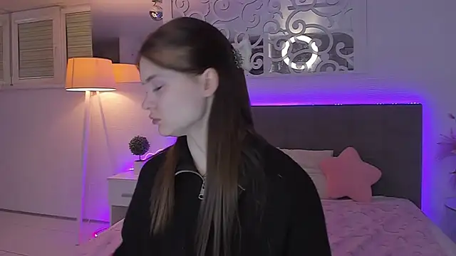 LuisaClover online show from April 24, 6:22 pm