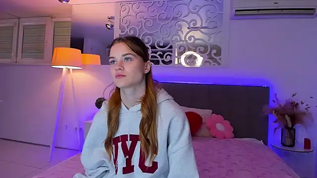 LuisaClover online show from December 1, 1:47 pm