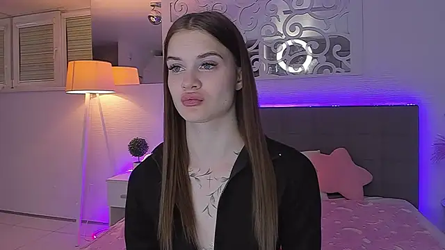 LuisaClover online show from April 25, 6:27 pm