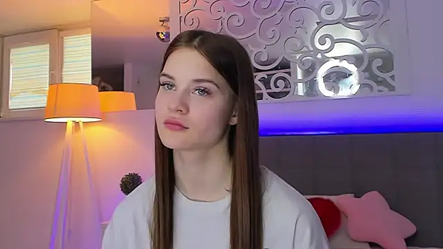 LuisaClover online show from March 6, 2:01 pm