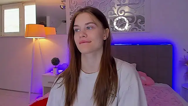 LuisaClover online show from April 21, 12:23 pm