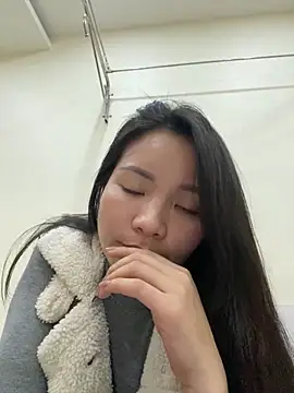 Bee Yellow00 online show from December 18, 6:18 am