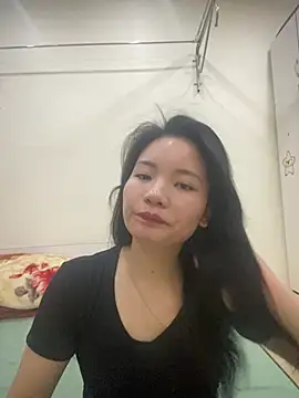 Bee Yellow00 online show from April 25, 5:21 am