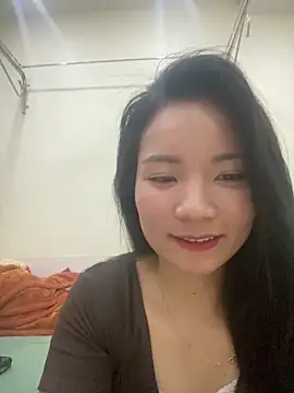 Bee Yellow00 online show from April 23, 4:31 am