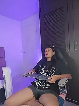 YeseniaRodriguez3 online show from April 25, 4:37 pm