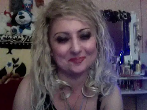 xHot Amazonq online show from November 16, 4:18 pm