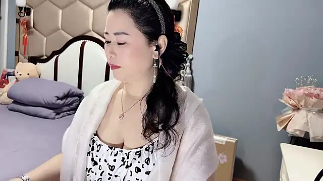 yaoyao22678 online show from April 27, 1:57 am