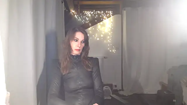 MissDyannis online show from April 24, 8:11 pm