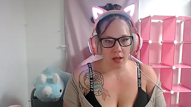 VixxyKitt3n online show from October 27, 5:25 am