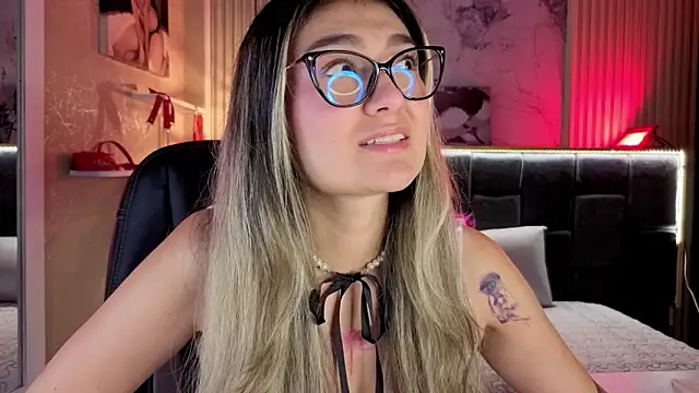 Im-Lola online show from February 3, 9:29 pm