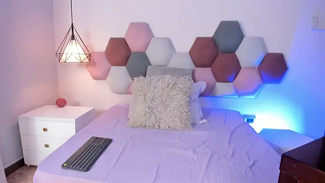 HannaaWells online show from April 29, 6:24 pm