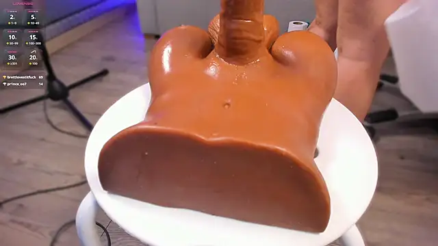 lexiee   online show from April 24, 12:30 pm