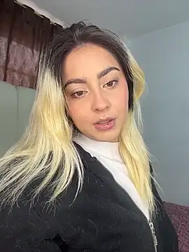 Elina Hills online show from April 23, 7:05 pm