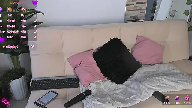 Evelyn R  online show from June 9, 9:36 pm