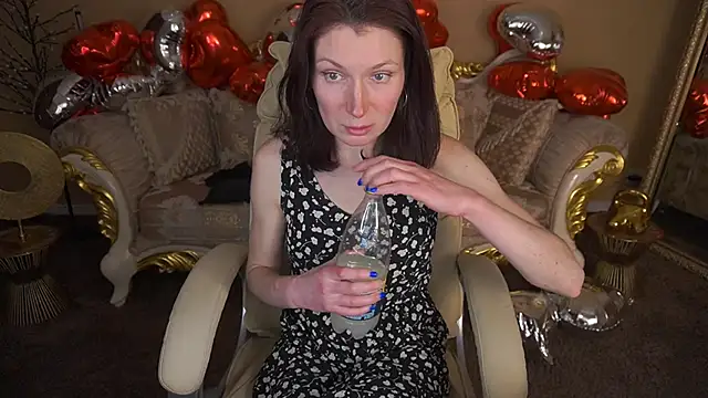 AmiraGoldd online show from February 16, 6:30 pm