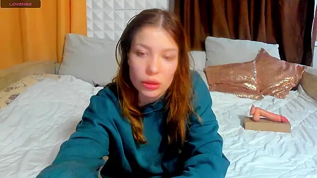 Eva purrr  online show from April 24, 7:00 am