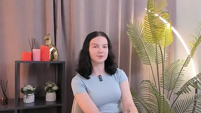 LatinaHuguenin online show from November 5, 5:29 pm