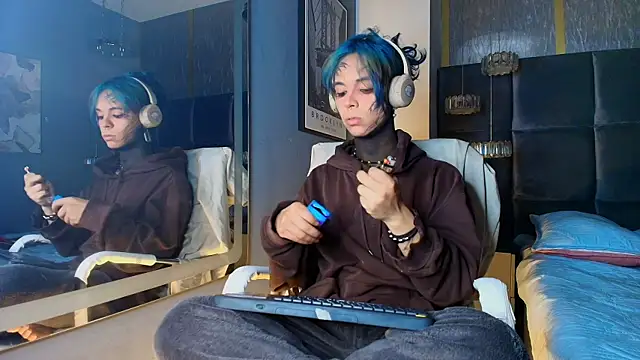 luxiel  online show from April 25, 9:01 pm