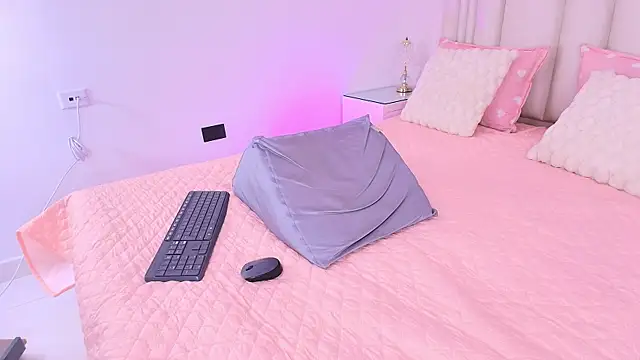 alanarose18 online show from April 24, 7:16 pm