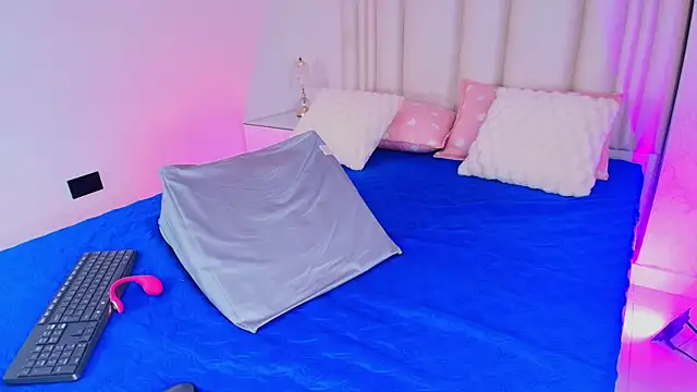 alanarose18 online show from March 2, 7:20 pm