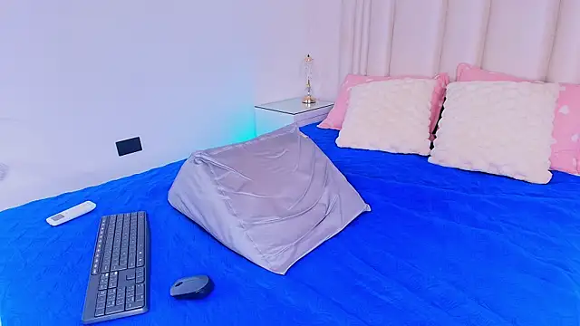 alanarose18 online show from April 18, 7:18 pm