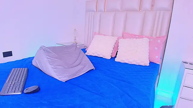 alanarose18 online show from April 21, 7:21 pm