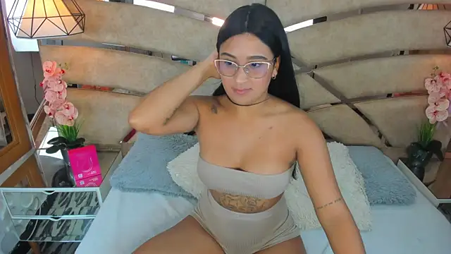 PARKERTHOMPSON online show from November 18, 7:04 pm