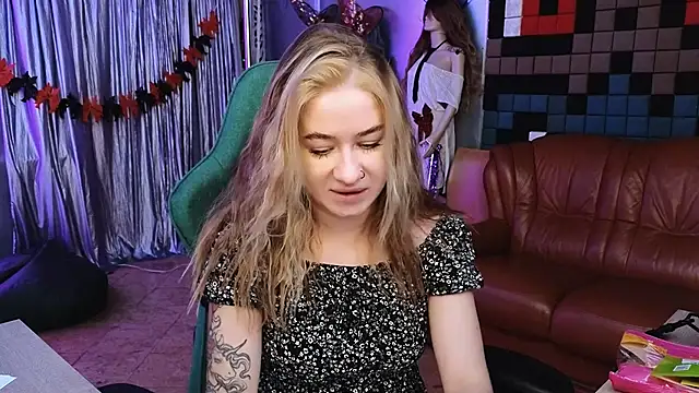 LeilaUvrays online show from November 10, 1:39 pm