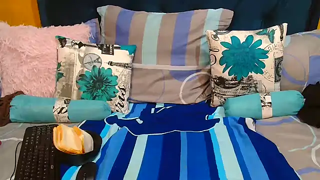 DarkCherryx online show from April 6, 6:20 pm