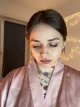 yoyogirlx online show from February 15, 2:16 pm