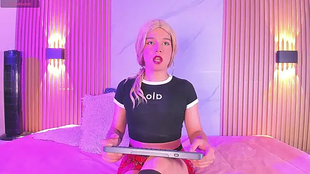 MISS SAMMYROSE online show from December 5, 7:15 pm