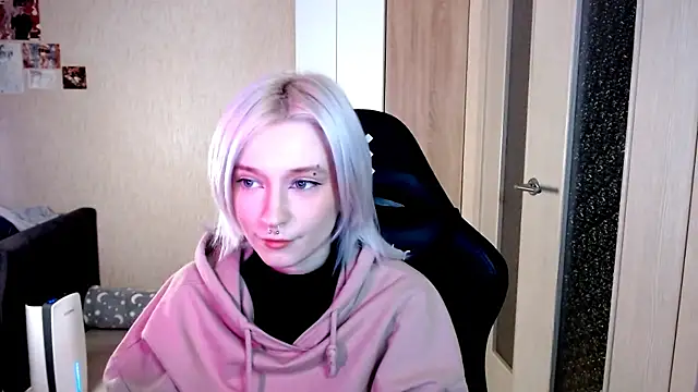 SophiaLur online show from December 3, 4:42 pm