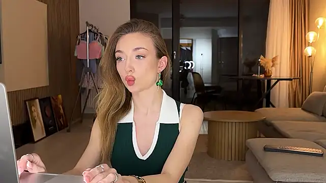 Jolienne online show from March 26, 9:05 pm