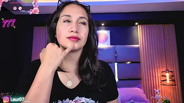 Lauroberts7 online show from April 20, 3:53 am