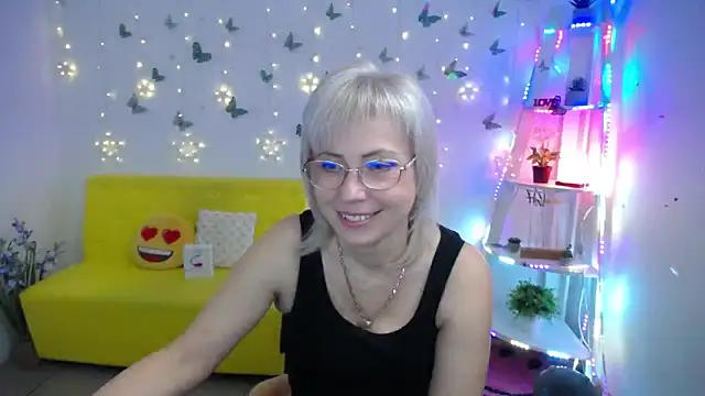 LaurenWishy online show from April 27, 5:21 pm