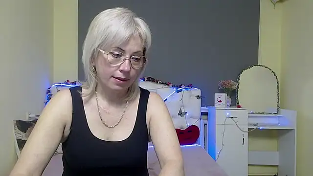 LaurenWishy online show from April 28, 2:27 am