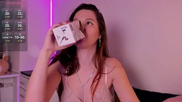 miabellee online show from December 5, 7:04 pm