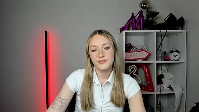 EvelynBlond online show from April 22, 12:35 pm