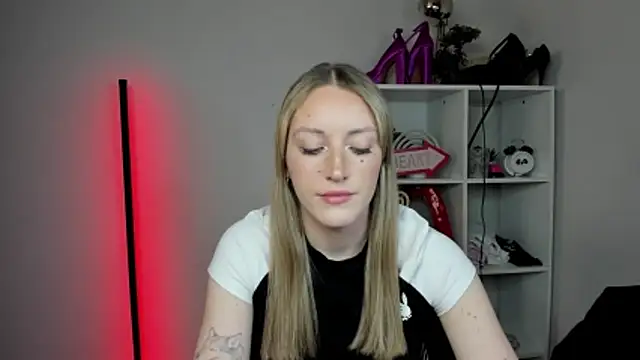 EvelynBlond online show from April 21, 12:23 pm