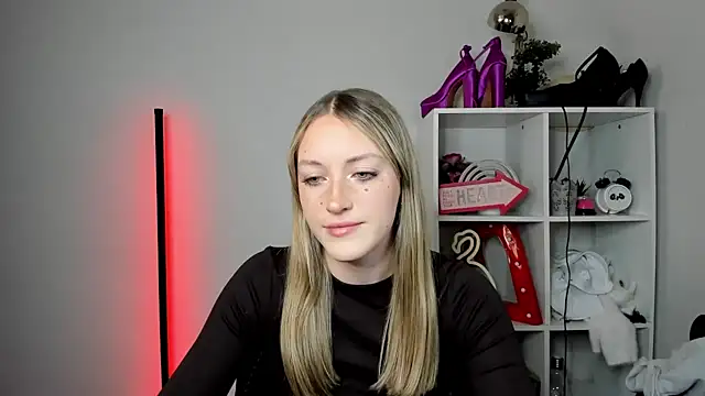 EvelynBlond online show from April 24, 12:30 pm