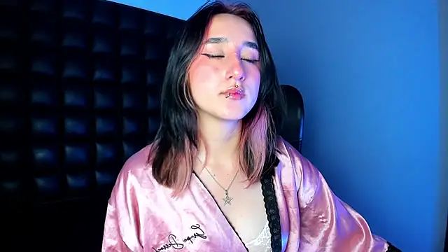 CharlotteStuart online show from April 30, 3:23 am