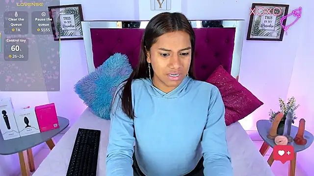 Samantha  F W online show from April 9, 2:22 pm