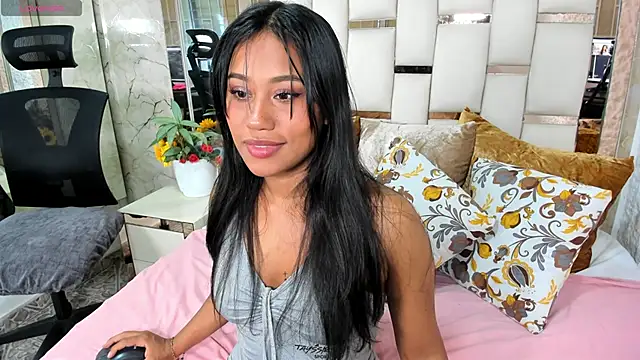 thalia nichols online show from April 28, 4:27 am