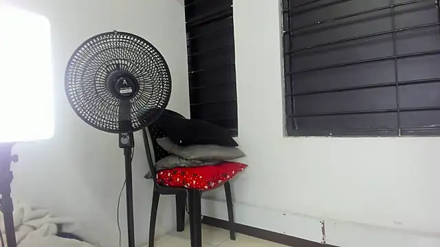 RoxanneBloom online show from March 8, 1:46 am