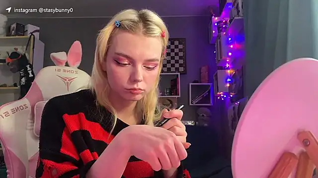 KittyLarva online show from January 8, 7:56 am