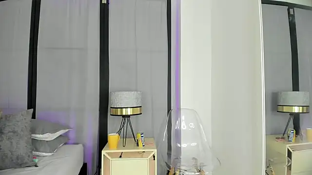 niicole steele  online show from April 25, 8:06 pm